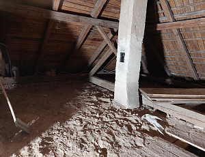 Zateplení stropu rodinného domu pomocí foukané izolace